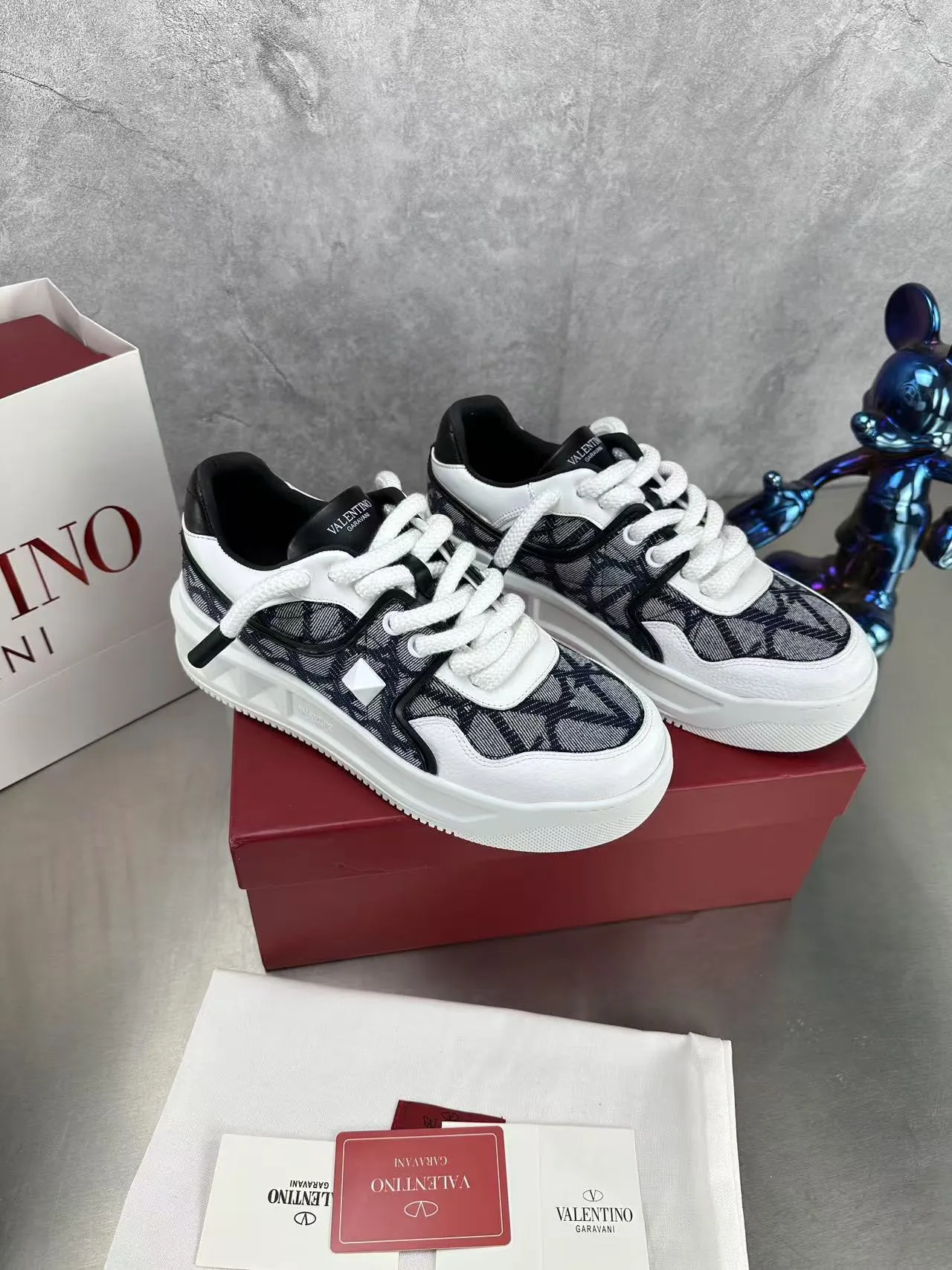 👟👟Ex-factory price 640👟👟 🔺Valentino🔺Valentino new casual shoes 2023 latest model hot style for catwalk couples, thick shoelaces, the same style as Elsa Hosk, Zhang Yixing, Guan Xiaotong and many other stars 🔥 Top version + lasting process, full oil edge on the upper. Fabric: Customized cowhide + cowhide lining with breathable mesh. Outsole: original molded TPU thickened outsole. Size for women is 35-40. Men’s size is 39-45.